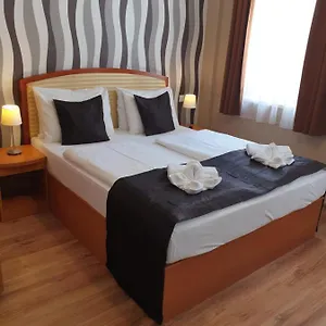 3* Hotel Six